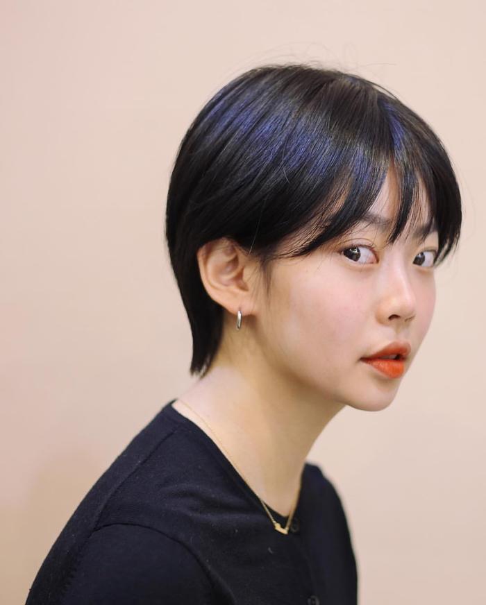 短发搭配空气刘海,年轻时尚又减龄