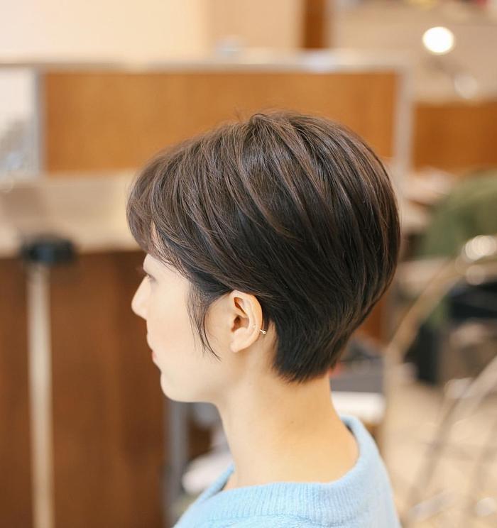 短发搭配空气刘海,年轻时尚又减龄