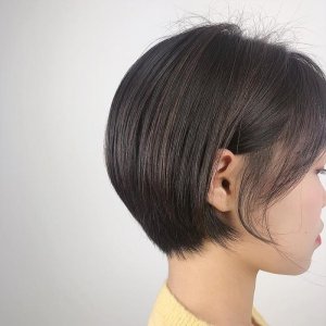 ​短发搭配空气刘海，年轻时尚又减龄