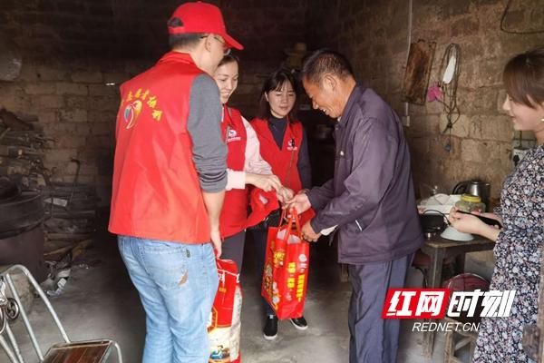 重阳慰问敬老院浓浓关怀暖人心（重阳节探望贫困老人）(3)