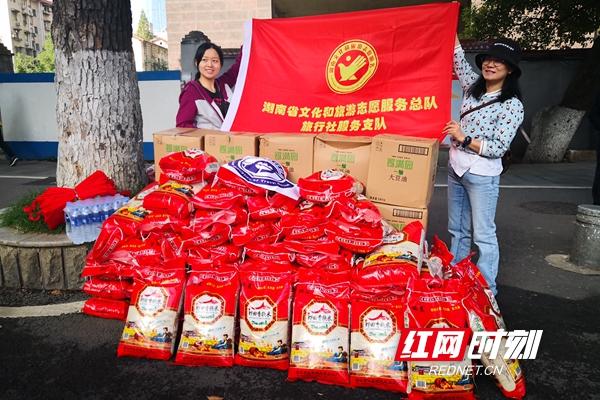 重阳慰问敬老院浓浓关怀暖人心（重阳节探望贫困老人）(2)