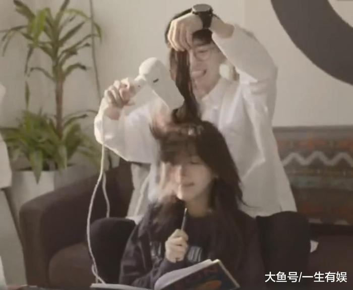 章若楠费启鸣合作拍视频, 甜出新高度, 这碗“狗粮”先干为敬!