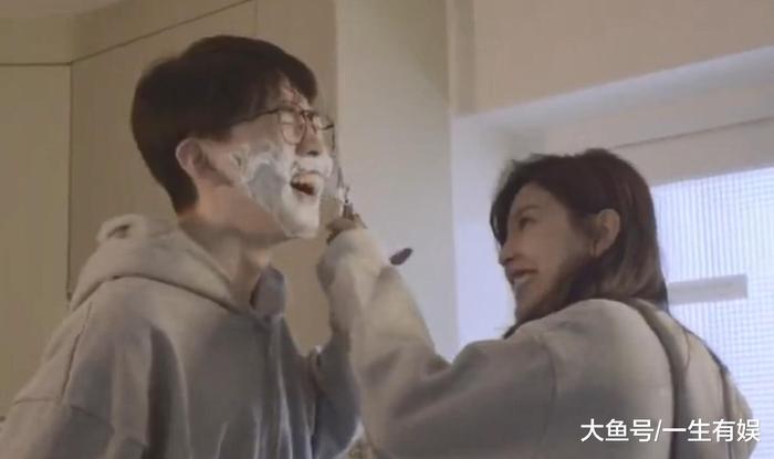 章若楠费启鸣合作拍视频, 甜出新高度, 这碗“狗粮”先干为敬!