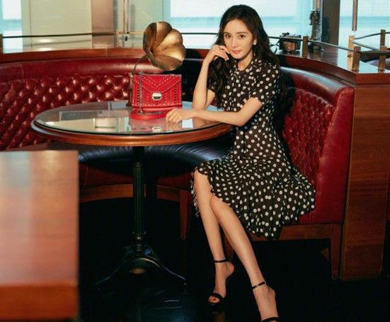 杨幂穿短裙大秀美腿，好身材藏不住，网友：少女感十足！