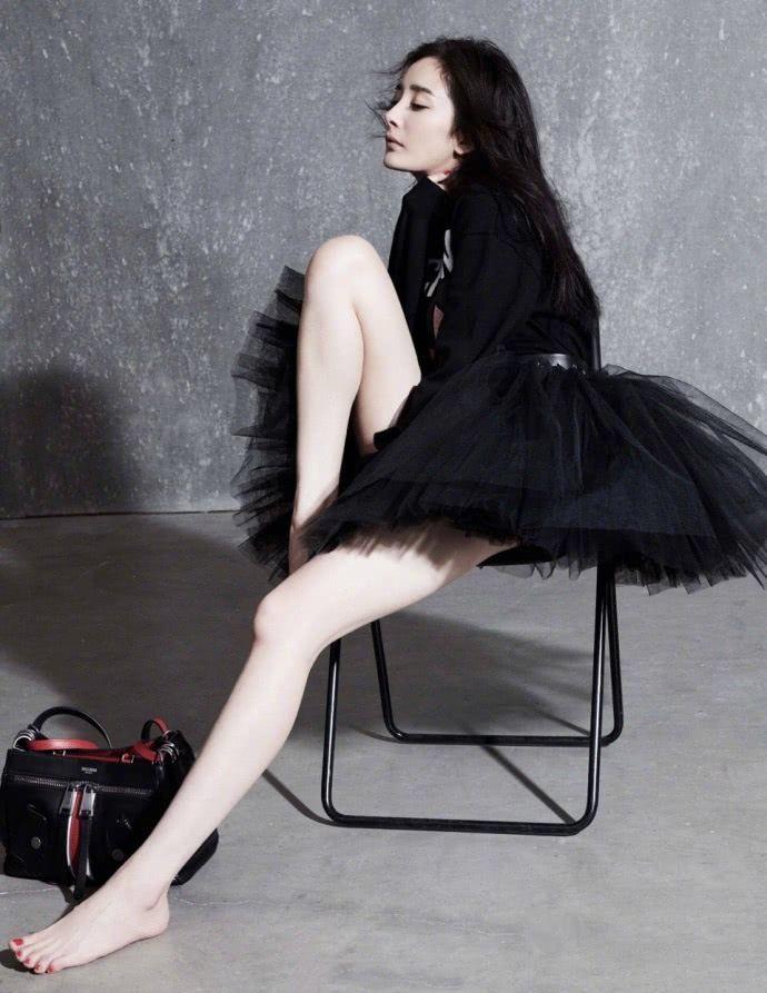 杨幂穿短裙大秀美腿，好身材藏不住，网友：少女感十足！