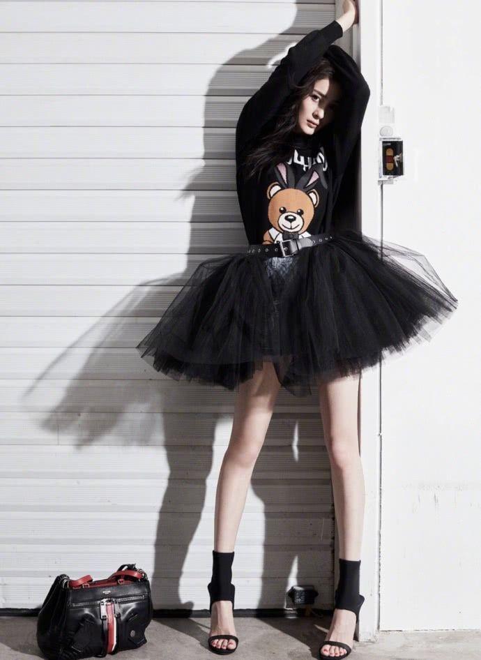 杨幂穿短裙大秀美腿，好身材藏不住，网友：少女感十足！