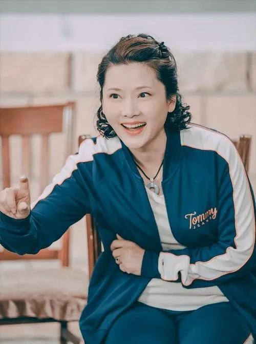 何赛飞与老公合影（老戏骨何赛飞被母亲抛弃）(5)