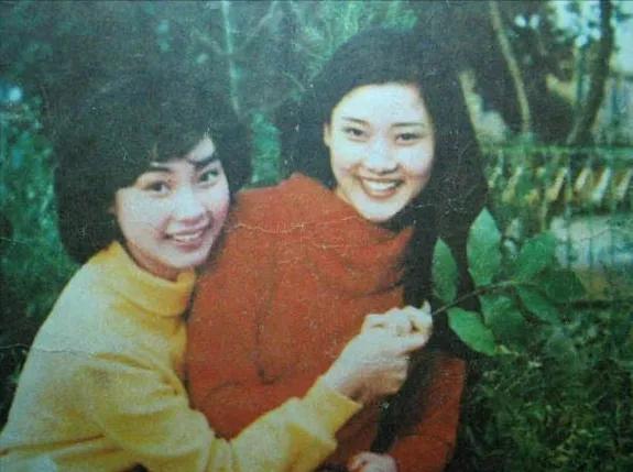 何赛飞与老公合影（老戏骨何赛飞被母亲抛弃）(8)