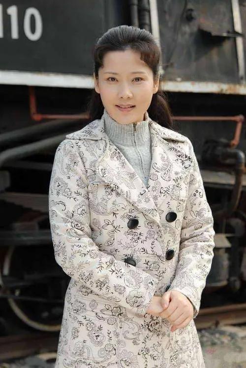 何赛飞与老公合影（老戏骨何赛飞被母亲抛弃）(28)