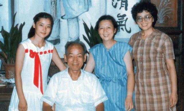 何赛飞与老公合影（老戏骨何赛飞被母亲抛弃）(2)