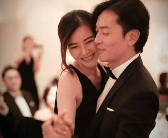 梁咏琪蛋糕事件始末（1999梁咏琪郑伊健恋爱）