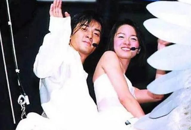 梁咏琪蛋糕事件始末（1999梁咏琪郑伊健恋爱）