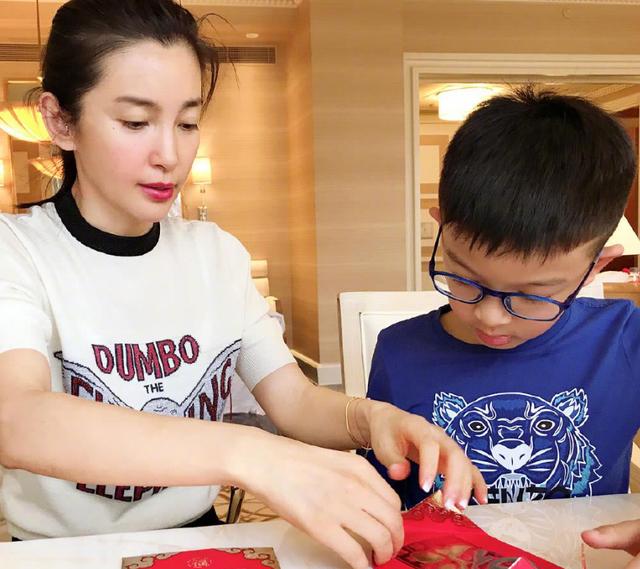 李冰冰颜值巅峰有多高（46岁李冰冰没结婚生娃却喜欢晒李雪儿女）(6)