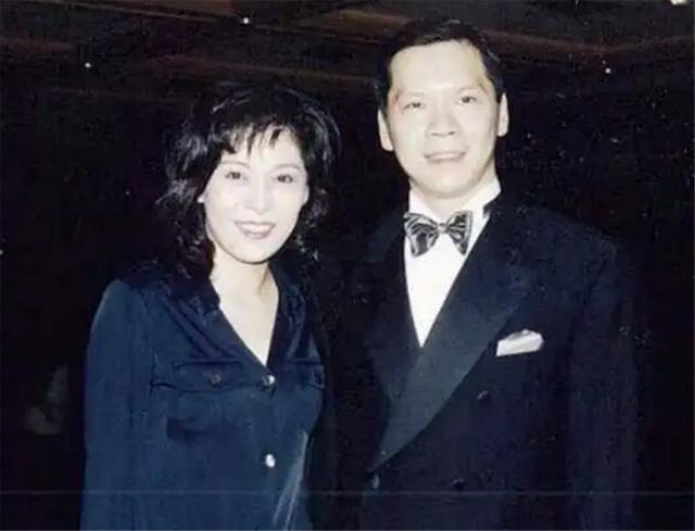 丁佩离开向华强后嫁谁（丁佩究竟做了什么）(1)