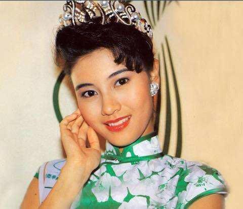 48岁李嘉欣晒近照脸部僵硬变多边形，网友：吓人！