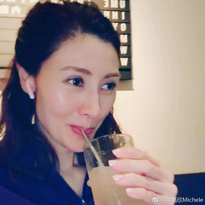 48岁李嘉欣晒近照脸部僵硬变多边形，网友：吓人！