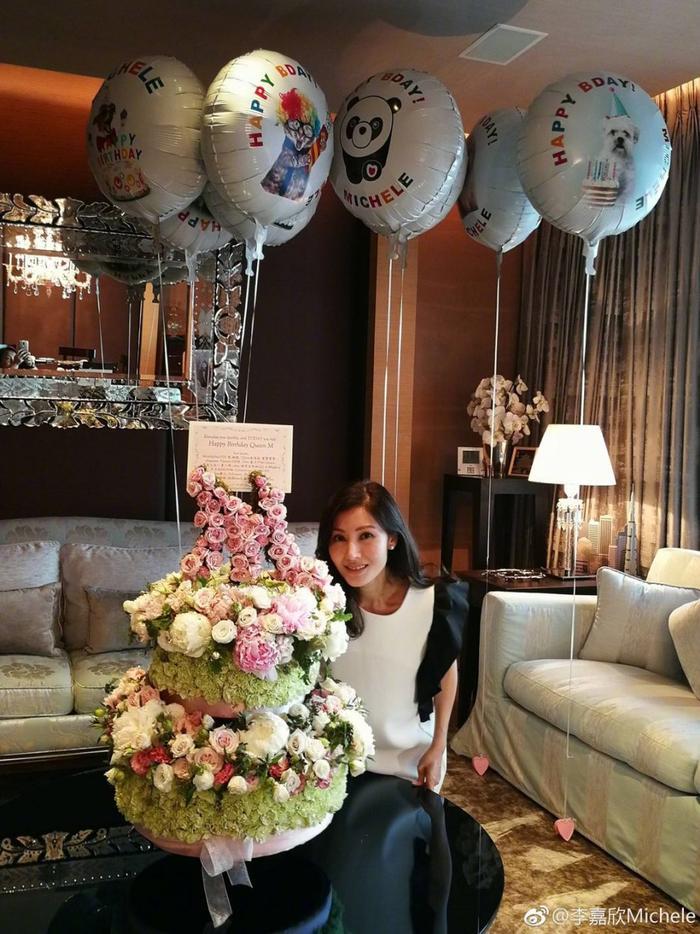 48岁李嘉欣晒近照脸部僵硬变多边形，网友：吓人！