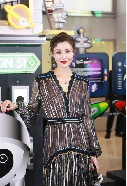 48岁李嘉欣晒近照脸部僵硬变多边形，网友：吓人！