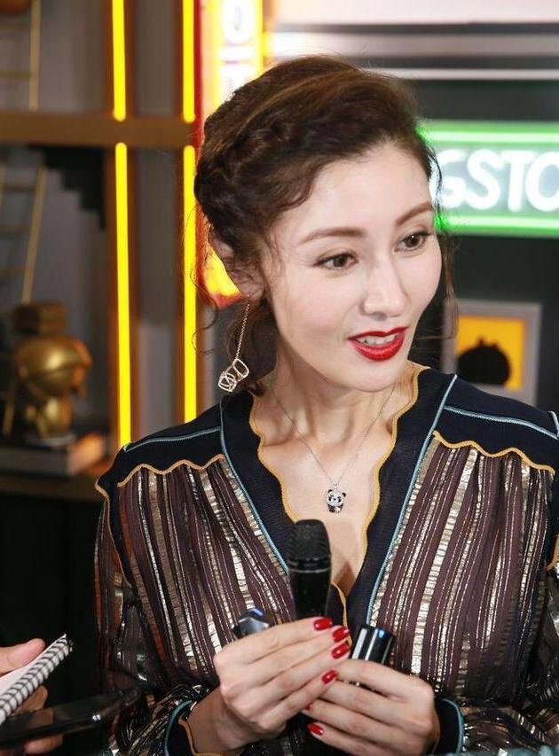 48岁李嘉欣晒近照脸部僵硬变多边形，网友：吓人！