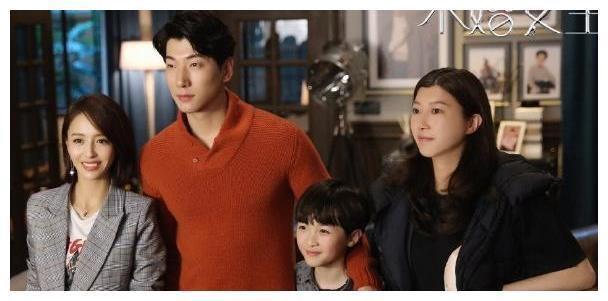 佟丽娅新作《不婚女王》，身高差显得她像少女，男主就是故事原型