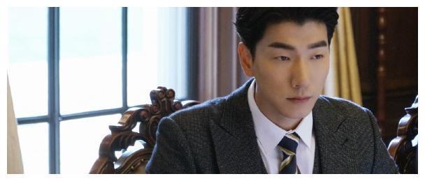 佟丽娅新作《不婚女王》，身高差显得她像少女，男主就是故事原型