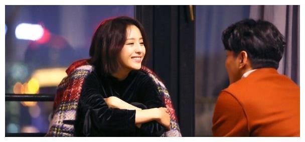 佟丽娅新作《不婚女王》，身高差显得她像少女，男主就是故事原型