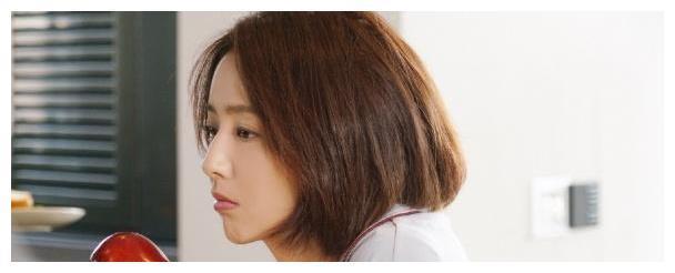 佟丽娅新作《不婚女王》，身高差显得她像少女，男主就是故事原型