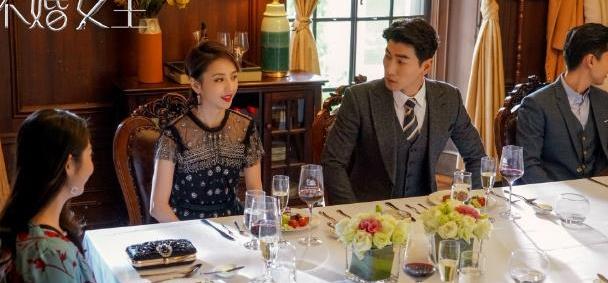 佟丽娅新作《不婚女王》，身高差显得她像少女，男主就是故事原型