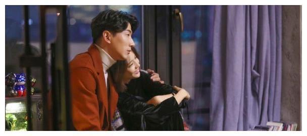 佟丽娅新作《不婚女王》，身高差显得她像少女，男主就是故事原型