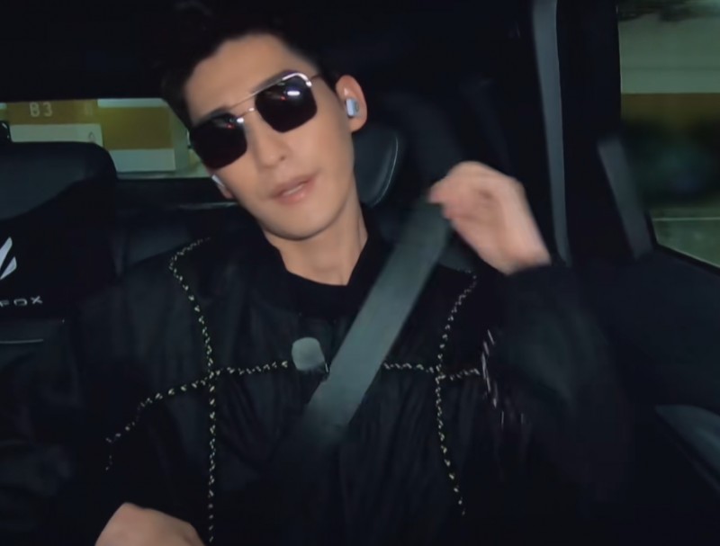 张翰的眼镜的图片（张翰坐上驾驶舱墨镜一戴）