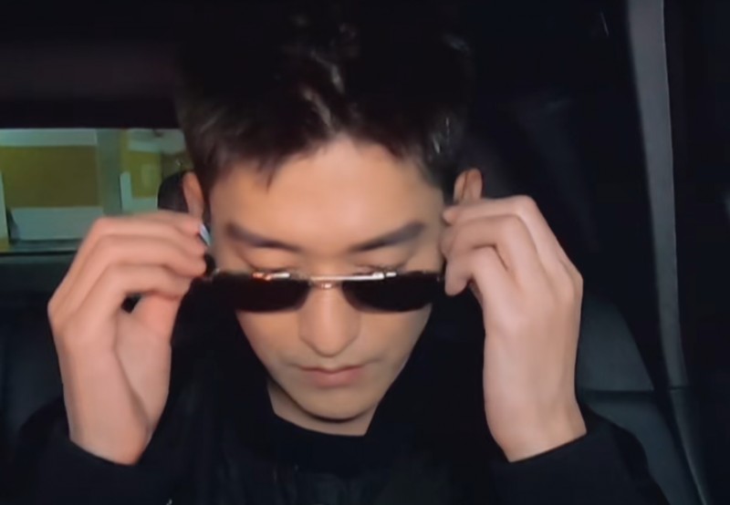 张翰的眼镜的图片（张翰坐上驾驶舱墨镜一戴）