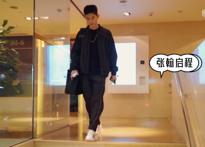 张翰的眼镜的图片（张翰坐上驾驶舱墨镜一戴）