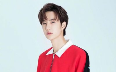 ​张翰的眼镜的图片（张翰坐上驾驶舱墨镜一戴）