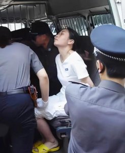​2004年，最美死刑犯毕丽梅被枪决后复活，父母跪地求法官一枪抵罪