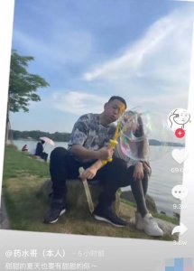 ​网红药水哥官宣恋情！女友肤白貌美长腿瞩目，两人当众搂抱太甜蜜